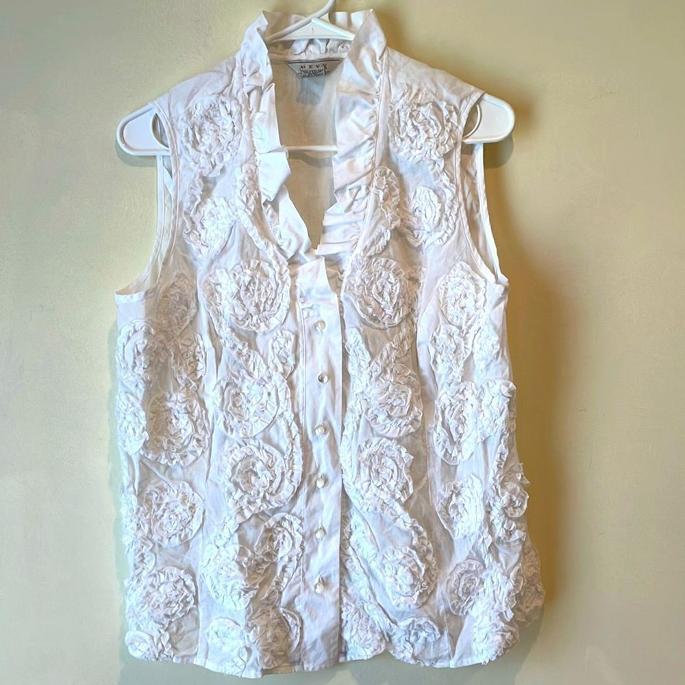 NEXX white ruffle Sleeveless top with pearl buttons Size Large